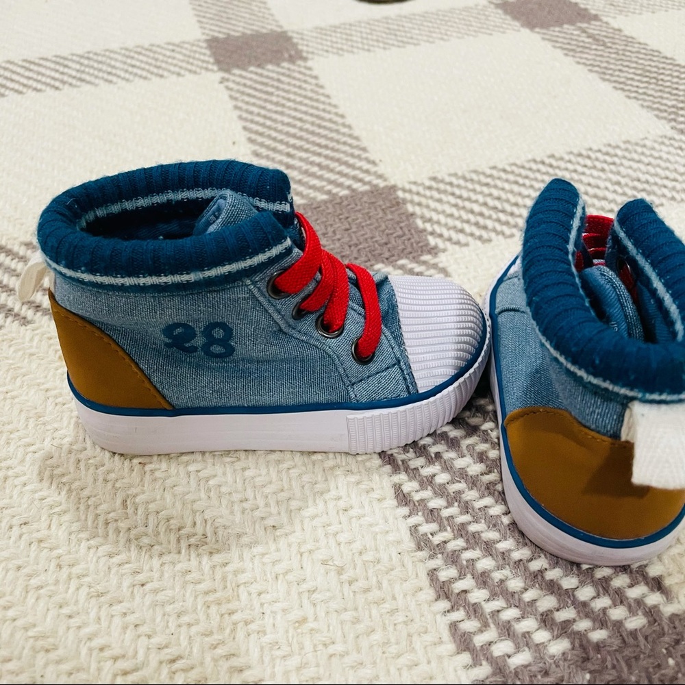 💙 3/$7 BUNDLE 💙 Disney Sneakers Size 4